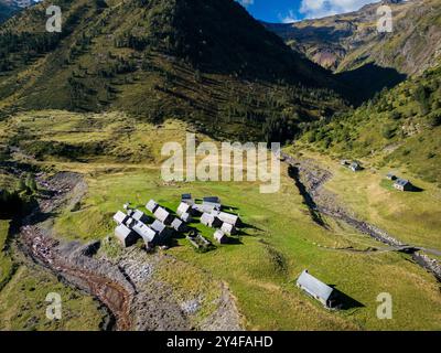 Aus der Vogelperspektive der Moudang Scheunen, zwischen Saint-Lary-Soulan und der spanischen Grenze, im Moundang-Tal, Oberes Tal von Aure. Gelegen in einem Altit Stockfoto