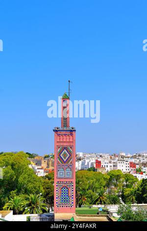 Marokko: Die Stadt Tanger mit dem Minarett der Sidi Bouabid-Moschee, dem Platz „Place du 9 avril 1947“, dem Viertel Grand Socco und der Stadt im bac Stockfoto