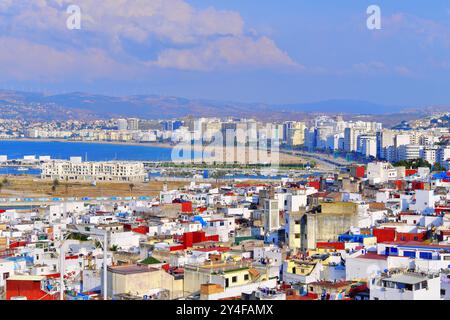 Marokko, Tanger: Blick auf die Stadt mit dem Hafen am Eingang zur Straße von Gilbraltar und den Dächern der Altstadt, der Medina und den Gebäuden von Stockfoto