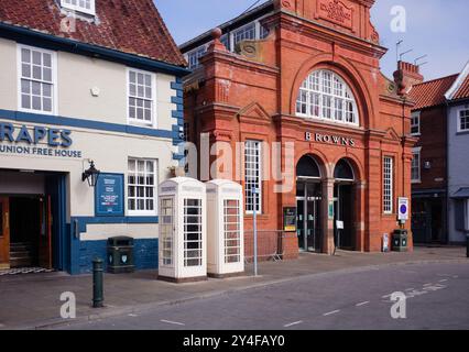 Zwei weiße Telefonzellen in Beverley Stockfoto