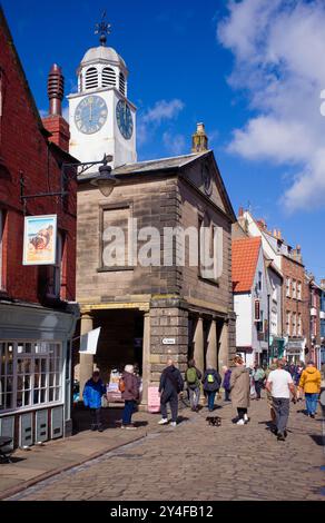 Church Street und Market Place in Whitby an einem ruhigen Tag Stockfoto