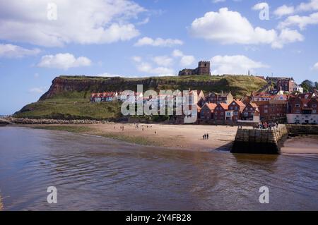 Whitby Kirche und Landzunge Stockfoto