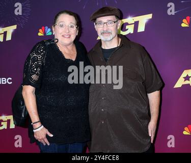 Pasadena, USA. September 2024. LOS ANGELES - 17. September: Angie Vanowen, Richard Goodall bei den America's Got Talent Final Performances Red Carpet im Hotel Dena am 17. September 2024 in Pasadena, KALIFORNIEN (Foto: Katrina Jordan/SIPA USA) Credit: SIPA USA/Alamy Live News Stockfoto