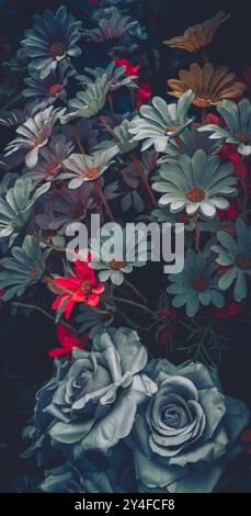 Eine Nahaufnahme eines Vintage-Blumenstraußes aus künstlichen Blumen in gedämpften Tönen, mit einem Schwerpunkt auf blauen und grauen Blumen. Stockfoto