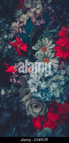 Nahaufnahme künstlicher Blumen in Vintage-Farbtönen. Stockfoto