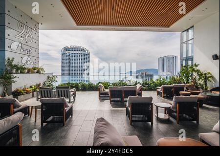 Das Innere der Dachbar eines luxuriösen Wolkenkratzerhotels mit Blick auf das Meer Stockfoto