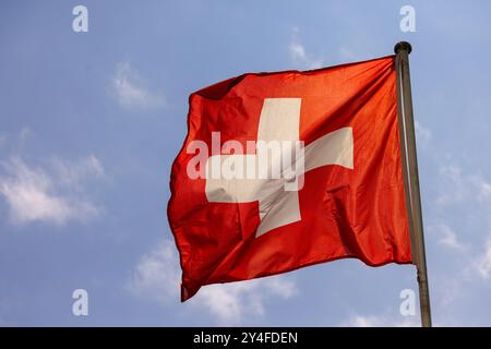 Schweizer Flagge winkt im Wind. Stockfoto