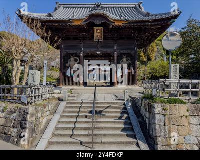 Eingangstor zum Jodoji-Tempel, Matsuyama, Ehime, Japan Stockfoto