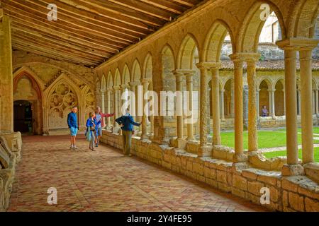 Kreuzgang und Innenhof der katholischen Kollegialkirche Saint-Emilion, einer Gemeinde im Departement Gironde von Nouvelle-Aquitaine, Frankreich. Stockfoto