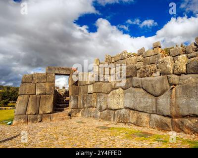 Große polierte Trockenmauern von Saksaywaman militärisch Inka-Komplex - Cusco, Peru Stockfoto