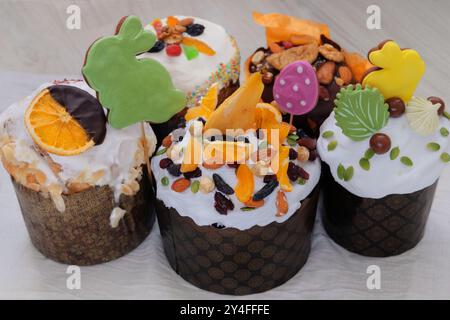 Osterkuchen sitzen auf einem Tisch. Osterfeier. Verschiedene Panettone. Süßes Vergnügen. Wohnkultur. Stockfoto