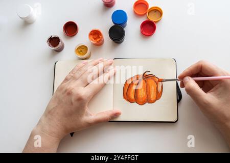 Künstler mischt Orange Gouache für Stockfoto