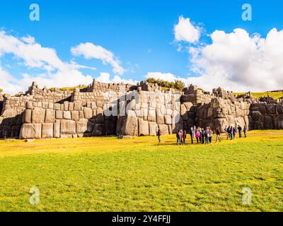 Große polierte Trockenmauern von Saksaywaman militärisch Inka-Komplex - Cusco, Peru Stockfoto