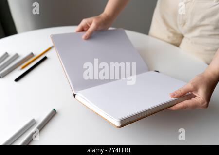 Frauenhände öffnen A Stockfoto