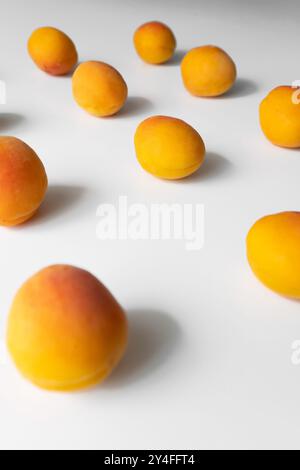 Frische Aprikosen ordentlich darauf angeordnet Stockfoto
