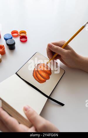 Künstler mischt Orange Gouache für Stockfoto