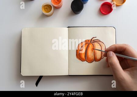 Ein Kürbisgemälde mit fertig stellen Stockfoto