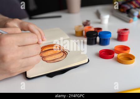 Ein Kürbisgemälde mit fertig stellen Stockfoto