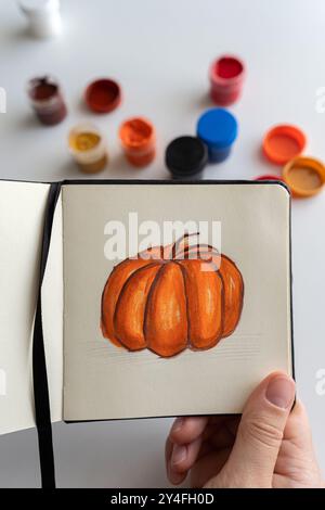 Künstler mischt Orange Gouache für Stockfoto