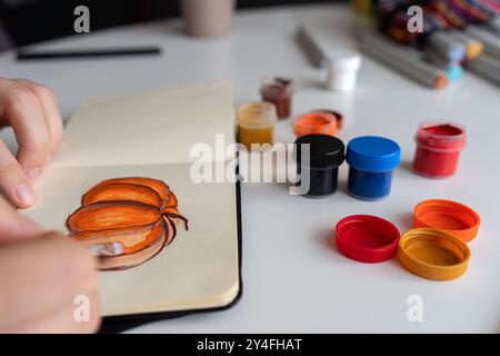 Ein Kürbisgemälde mit fertig stellen Stockfoto