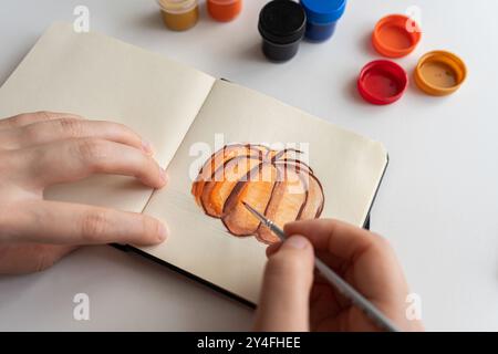 Ein Kürbisgemälde mit fertig stellen Stockfoto