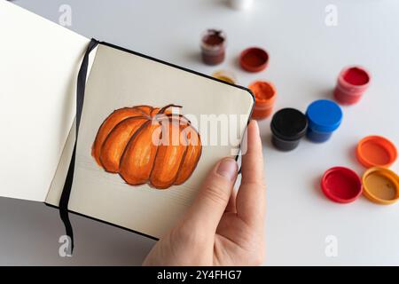 Künstler mischt Orange Gouache für Stockfoto