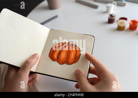 Künstler mischt Orange Gouache für Stockfoto