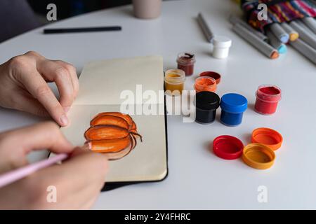 Ein Kürbisgemälde mit fertig stellen Stockfoto