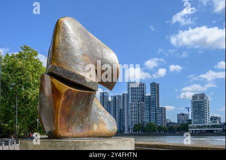 London, Großbritannien. „Locking Piece“-Skulptur (Henry Moore: 1963/64) Thames Embankment, Millbank. Stockfoto