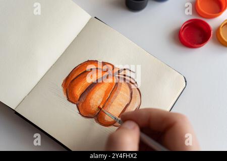 Ein Kürbisgemälde mit fertig stellen Stockfoto