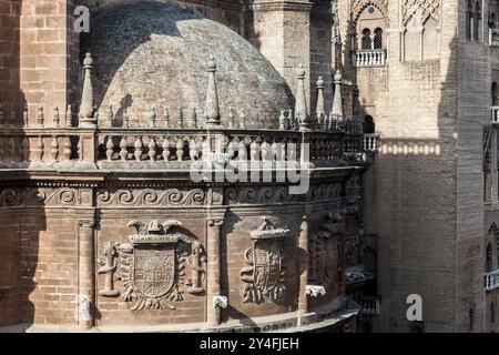 Das komplizierte Abzeichen von Kaiser Karl V. ziert die Mauer der Kathedrale und zeigt spanisches Erbe und Kunstfertigkeit in Sevilla, Andalusien. Stockfoto