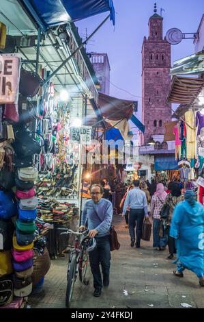 Rabat, Marokko, 24. April 2015, schlendern einheimische Einkäufer und Besucher durch die lebhaften Geschäfte der Altstadt von Rabat mit einem historischen Turm, der in der thront Stockfoto