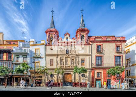 Sevilla, Spanien, 15. November 2009, die Kirche San Juan de Dios bietet eine wunderschöne Architektur auf dem El Salvador Platz, die Besucher einlädt, ihren Höhepunkt zu erkunden Stockfoto