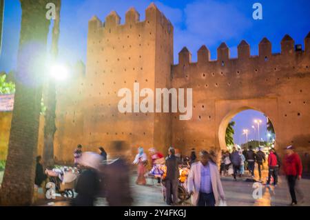 Rabat, Marokko, 24. April 2015, Besucher schlendern um den Bab el Had Platz, bewundern die alten Medina Mauern in Rabat und genießen die lokale Atmosphäre Stockfoto