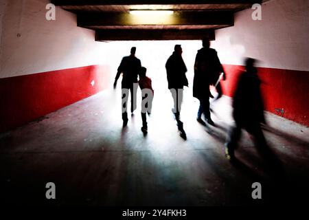 Die Fans laufen durch ein Erbrochenes zu einem Fußballspiel in einem Stadion in Sevilla, was am Spieltag eine energiegeladene Atmosphäre schafft. Stockfoto