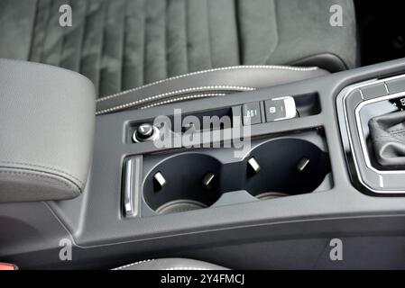 Getränkehalter an der Konsole im Auto. Teil des Innenraums des Autos Stockfoto