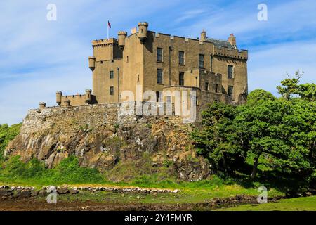 Dunvegan Castle an der Nordwestküste. Seit 800 Jahren wird die Familie Macleod bewohnt, am längsten in Schottland. Dunvegan, Skye, Innere Hebriden, Schottland, Großbritannien Stockfoto