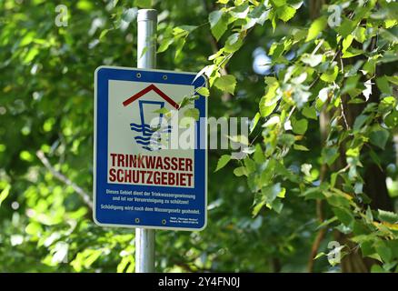 Natur 15.09.2024, hohe Schrecke / nahe Burgwenden, Schild mit der Aufschrift Trinkwasserschutzgebiet *** Natur 15 09 2024, hohe Schrecke bei Burgwenden, Schild mit der Aufschrift Trinkwasserschutzgebiet Stockfoto