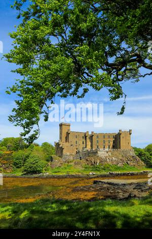 Dunvegan Castle an der Nordwestküste. Seit 800 Jahren wird die Familie Macleod bewohnt, am längsten in Schottland. Dunvegan, Skye, Innere Hebriden, Schottland, Großbritannien Stockfoto