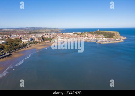 Luftaufnahme der britischen Küstenstadt Scarborough, die Küstenstadt liegt in East Yorkshire an der Nordseeküste und zeigt den Sand Stockfoto