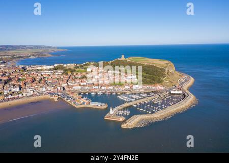 Luftaufnahme der britischen Küstenstadt Scarborough, die Küstenstadt liegt in East Yorkshire an der Nordseeküste und zeigt den Sand Stockfoto