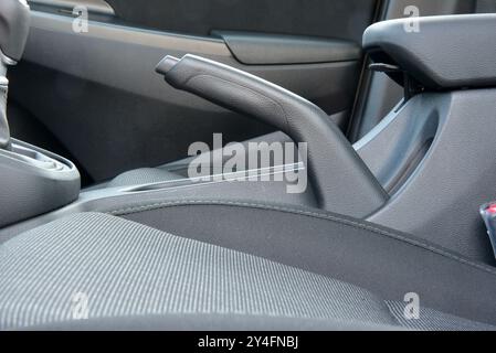 Manuelle Bremse im Innenraum des modernen Autos. Feststellbremse des Fahrzeugs. Stockfoto