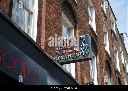 Neonschild über dem Eingang zum legendären Jazzclub Ronnie Scotts in der Frith Street Soho London England Großbritannien Stockfoto