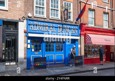 The Admiral Duncan, eine freundliche Kneipenbar mit LGBTQIA+-Atmosphäre in der Old Compton Street Soho London England Großbritannien Stockfoto