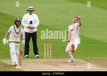 Aufgenommen am 18. September 2024 in Birmingham, Großbritannien, im Warwickshire County Cricket Club, Edgbaston, das Bild ist #44, Jamie Porter von Essex in Action Bowling während des Vitality County Championship Matches 2024 zwischen Warwickshire CCC und Essex CCC Bild ist nur für redaktionelle Zwecke bestimmt – Verleihung an Stu Leggett über Alamy Live News Stockfoto