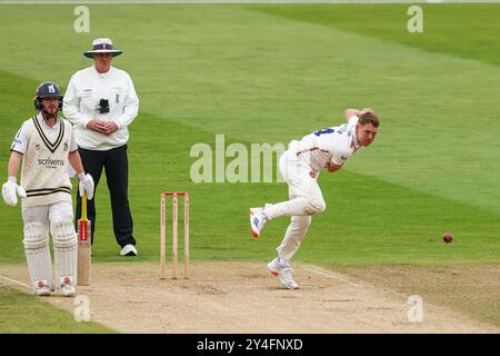 Aufgenommen am 18. September 2024 in Birmingham, Großbritannien, im Warwickshire County Cricket Club, Edgbaston, das Bild ist #44, Jamie Porter von Essex in Action Bowling während des Vitality County Championship Matches 2024 zwischen Warwickshire CCC und Essex CCC Bild ist nur für redaktionelle Zwecke bestimmt – Verleihung an Stu Leggett über Alamy Live News Stockfoto