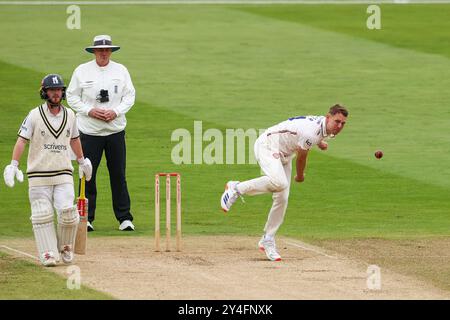 Aufgenommen am 18. September 2024 in Birmingham, Großbritannien, im Warwickshire County Cricket Club, Edgbaston, das Bild ist #44, Jamie Porter von Essex in Action Bowling während des Vitality County Championship Matches 2024 zwischen Warwickshire CCC und Essex CCC Bild ist nur für redaktionelle Zwecke bestimmt – Verleihung an Stu Leggett über Alamy Live News Stockfoto