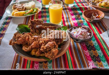 Traditionelles, köstliches lateinamerikanisches Essen - gebratenes Meerschweinchen oder Cuy Chactado Stockfoto