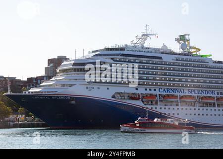 Kreuzfahrtschiff mit Karneval-Pracht am Overseas Passenger Terminal in Sydney, Australien Stockfoto