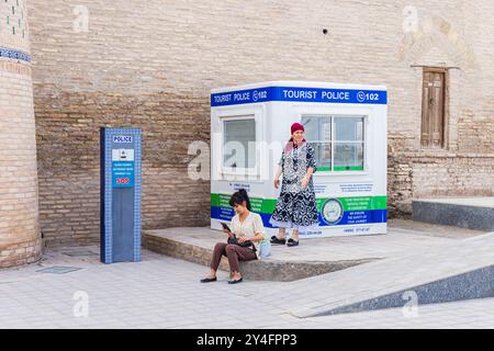 CHIWA, USBEKISTAN - 13. OKTOBER 2024: Touristenpolizeistand am Eingang der Arche Kunya in Chiwa. Stockfoto